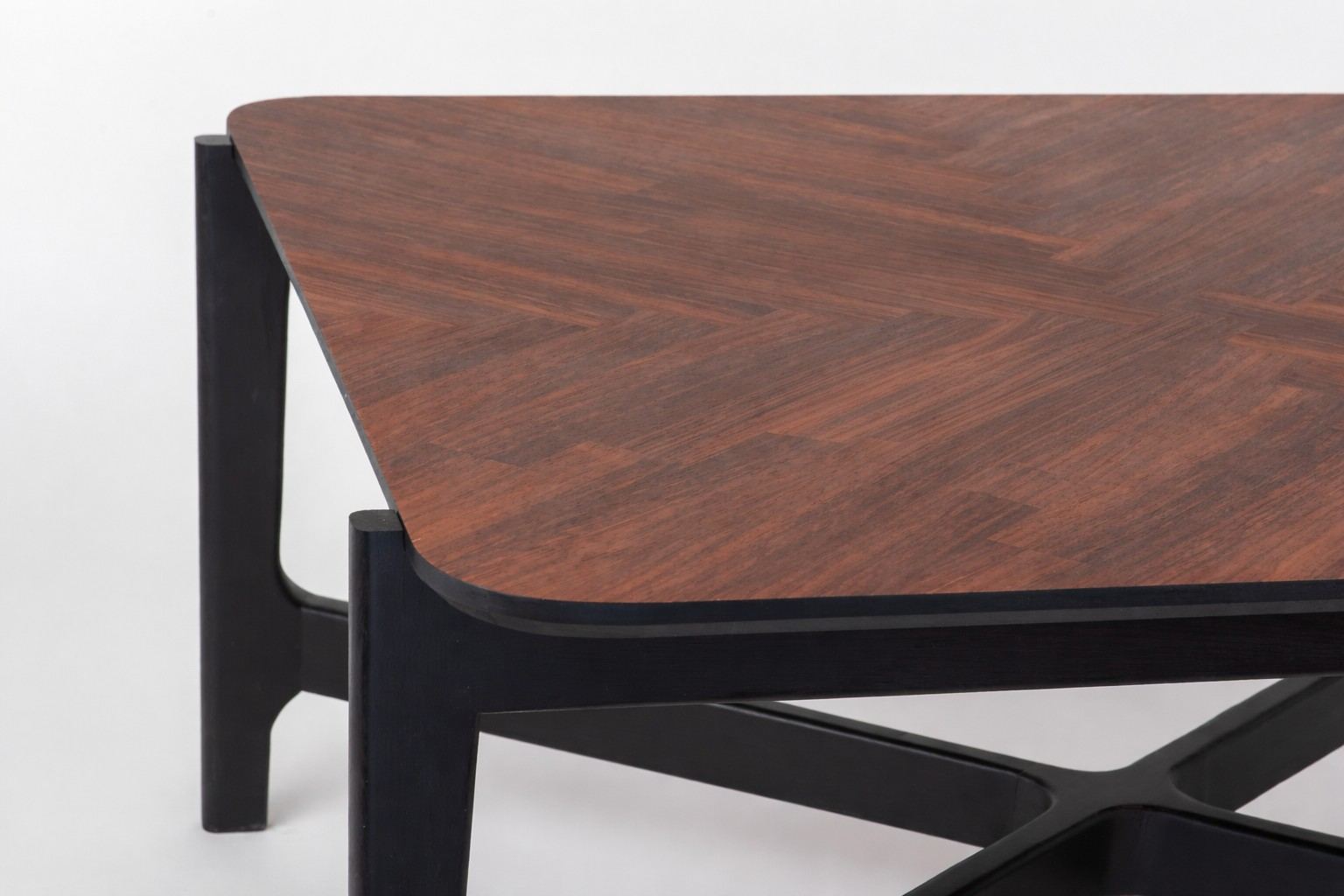 Détail d’une table en bois précieux avec motif de placage